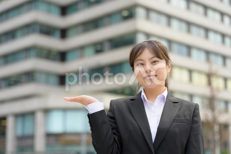 ご案内をする女性 ご案内,案内,お任せの写真素材