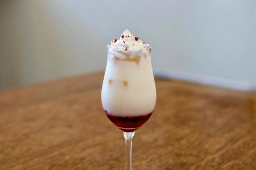 ホイップが乗った苺ミルク ホイップが乗った苺ミルク いちごミルク,生クリーム,カフェの写真素材