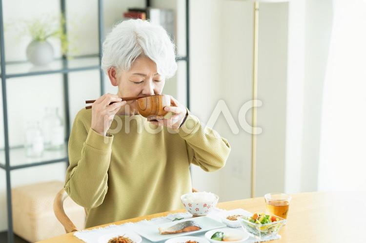 朝食を食べるシニアの女性 朝食,食事,シニアの写真素材