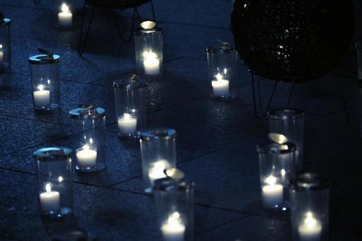 暗闇に揺らめくキャンドルの光 キャンドル,ろうそく,灯りの写真素材