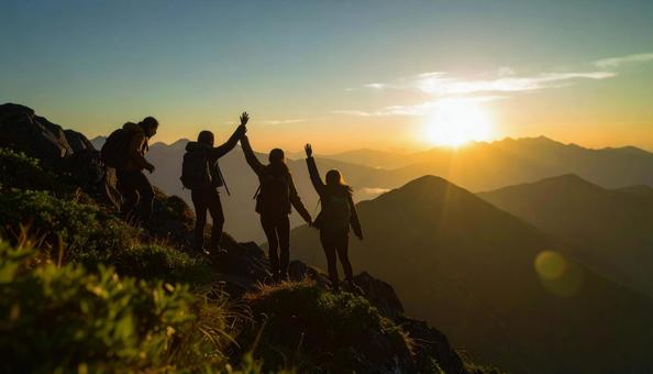夏山で朝日に向かって手をあげる登山者 夏山で朝日に向かって手をあげる登山者の写真