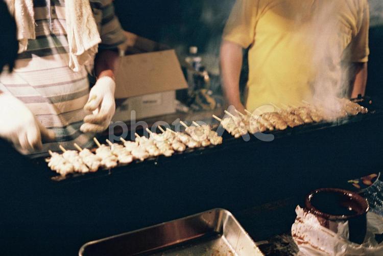 煙立ち込める夏祭りの焼き鳥屋さん 夏祭り,焼き鳥,屋台の写真素材