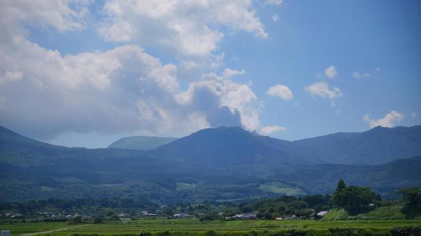 宮崎県と鹿児島県にまたがる霧島連山 宮崎県と鹿児島県にまたがる霧島連山の写真