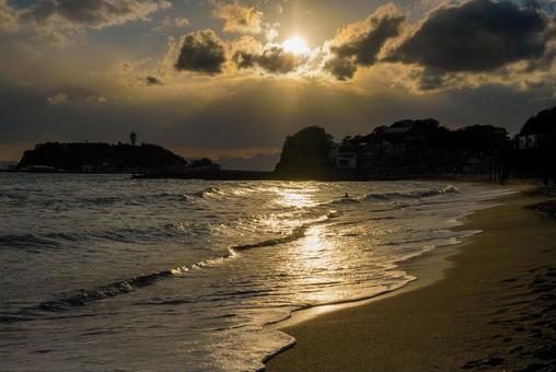 黄金に輝く夕焼けの海 海,夕焼け,夕日の写真素材