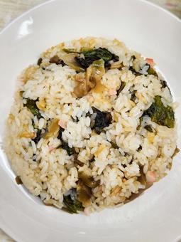 サニーレタスとザーサイの炒飯2(上から) サニーレタスとザーサイの炒飯2(上から) チャーハン,レタス,ザーサイの写真素材
