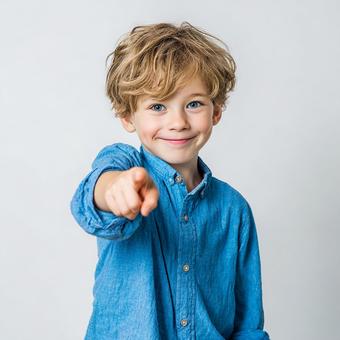 笑顔でこちらを指差す活発な少年 笑顔でこちらを指差す活発な少年の写真