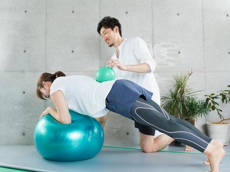 Japanese woman receiving Planck's guidance from a personal trainer, personal trainer, plank, guide, JPG