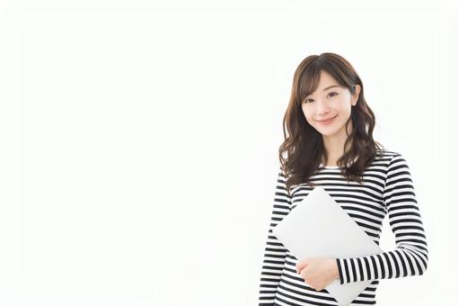 若い女性 ボーダー ノートパソコン 若い女性 ボーダー ノートパソコン 女性,ノートパソコン,ビジネスの写真素材