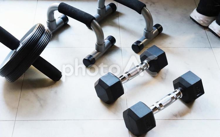 家でもトレーニング筋トレグッズ 家でもトレーニング筋トレグッズ 筋トレ,トレーニング,ジムの写真素材