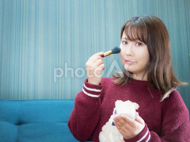 03：パジャマ姿でメイクする女性 パジャマ,メイク,女性の写真素材