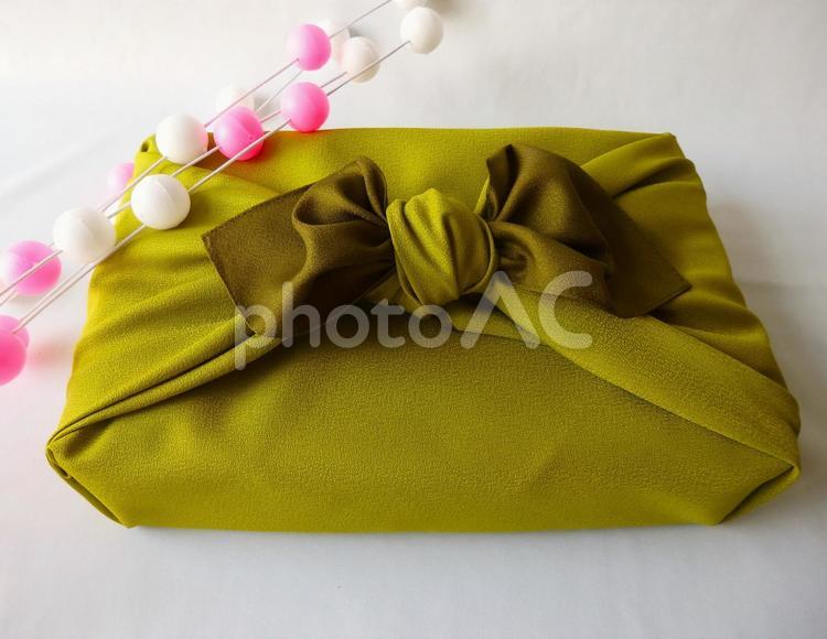 結ぶ祝いの心　風呂敷包み 風呂敷,背景,和の写真素材