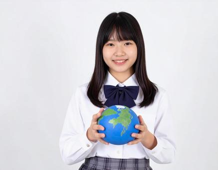 地球のような球体を持った女子生徒 地球のような球体を持った女子生徒の写真