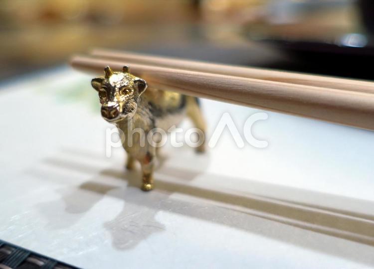 金色の美しくてかわいい牛の箸置き カトラリー,箸置き,牛の写真素材