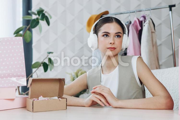ヘッドフォンをして無表情の女性 女性,人物,インフルエンサーの写真素材