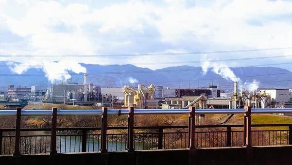 もくもくと煙たなびく工場地帯 もくもくと煙たなびく工場地帯 工場,煙,煙突の写真素材