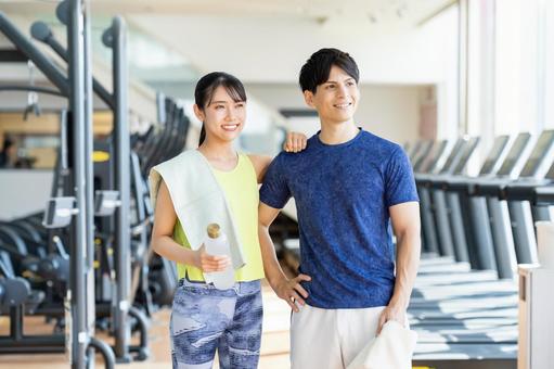 ジムでトレーニングする若い男女 ジム,フィットネス,若いの写真素材