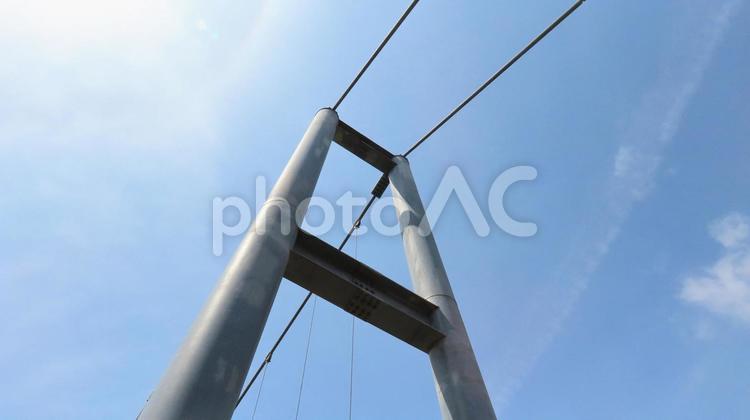 春の森林公園の鋼鉄製吊り橋の支柱 吊り橋,遊歩道,春の写真素材