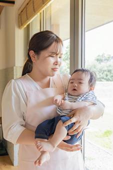 赤ちゃんを抱っこする保育士 赤ちゃんを抱っこする保育士 赤ちゃん,抱っこ,親子の写真素材