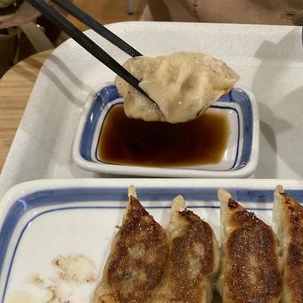 餃子をつかむ 餃子をつかむの写真