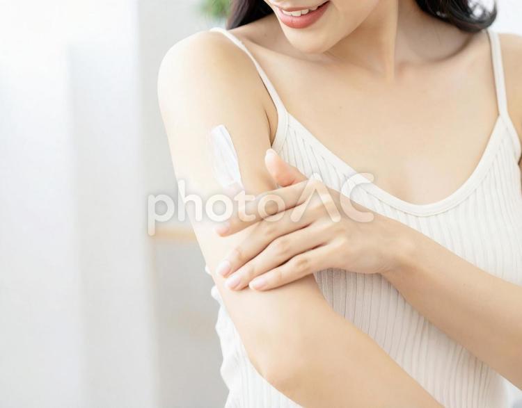 紫外線対策している女性 紫外線対策,uvケア,肌の写真素材
