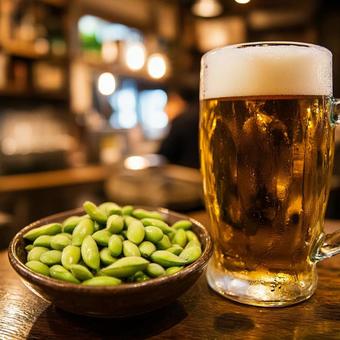 居酒屋で楽しむ枝豆と生ビールの晩酌 居酒屋で楽しむ枝豆と生ビールの晩酌の写真