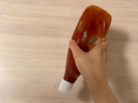 トマトケチャップを掴む トマトケチャップを掴むの写真