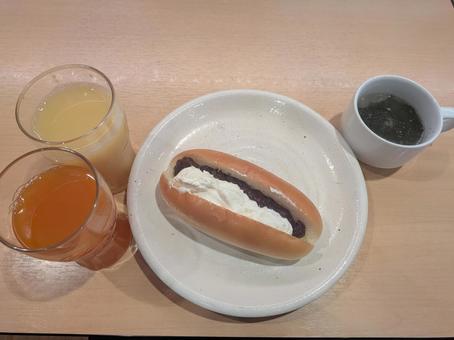あんこクリームのコッペパンのセット あんこクリームのコッペパンのセットの写真