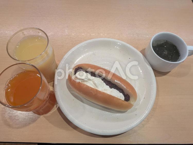 あんこクリームのコッペパンのセット ファミリーレストラン,ガスト,軽食の写真素材