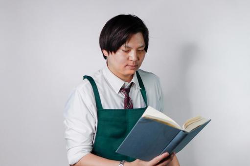 エプロン姿の男性読書 エプロン姿の男性読書 男性,エプロン,読書の写真素材