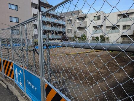 フェンス越しの空き地 空き地,フェンス,立入禁止の写真素材