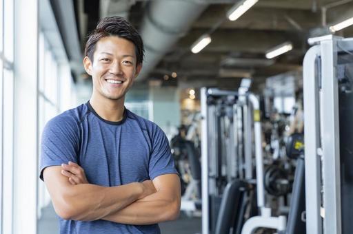 ジムでトレーニングする男性-9 ジムでトレーニングする男性-9の写真