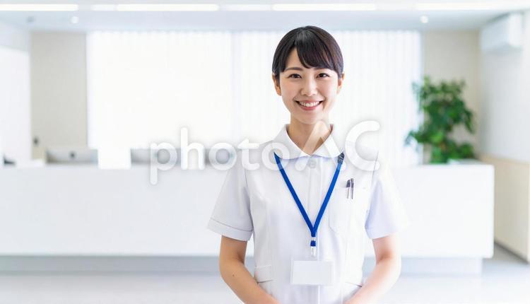 医療関係の制服を着た受付スタッフ 女性,医療,事務の写真素材
