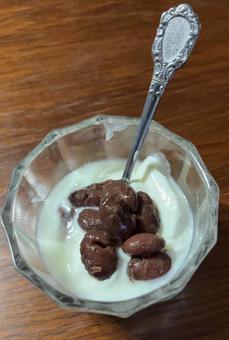 食後のヨーグルトに甘くない金時豆煮 食後のヨーグルトに甘くない金時豆煮の写真