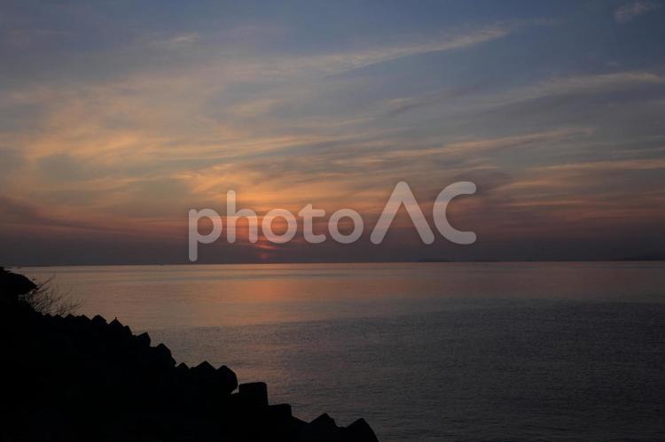 愛媛県伊予市　伊予灘に沈む夕日 夕日,夕やけ,夕焼けの写真素材