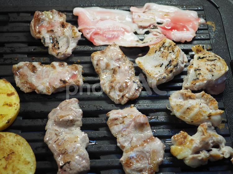 焼き肉・ホットプレートで肉を焼く 焼き肉,肉,鉄板料理の写真素材