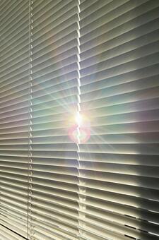 ブラインドの隙間から射す太陽の光 光,日光,希望の写真素材