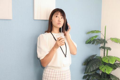 アポイトメントを取る女性 アポイトメントを取る女性の写真