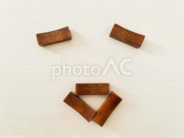 話す顔・箸置き（木）で絵遊び１７ 顔文字,顔,話すの写真素材