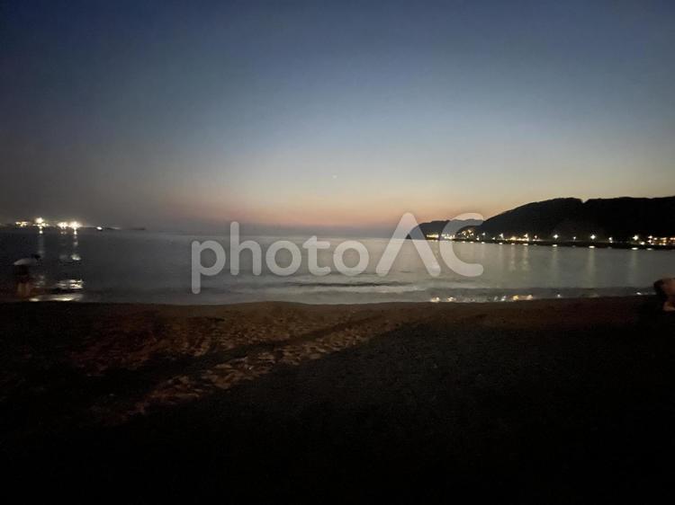 夕闇迫る海 - 穏やかな波 海,海岸,夕焼けの写真素材