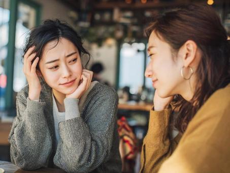 悩み相談をする女性の写真