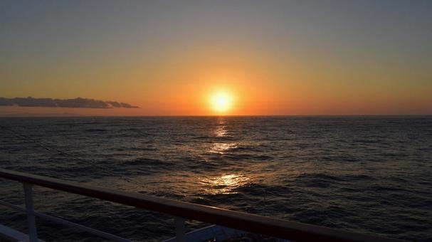 洋上からの絶景 海に沈む夕日 夕日,夕焼け,サンセットの写真素材