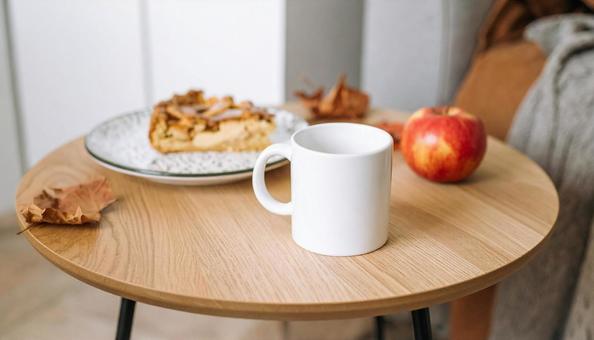 秋のカフェ:マグカップとアップルパイ 秋のカフェ:マグカップとアップルパイの写真