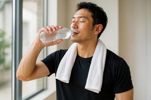 筋トレ後の水分補給 筋トレ後の水分補給の写真