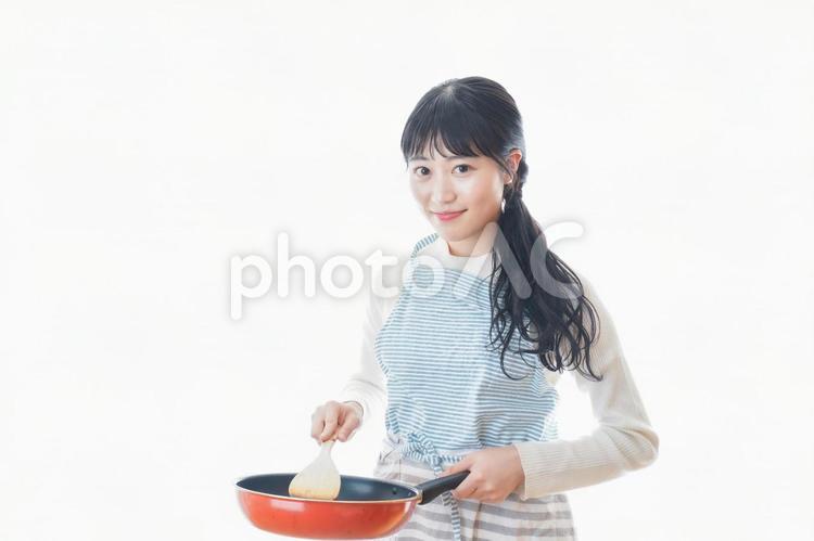 自宅で料理をする新婚の女性 テレワーク,ご飯,調理の写真素材