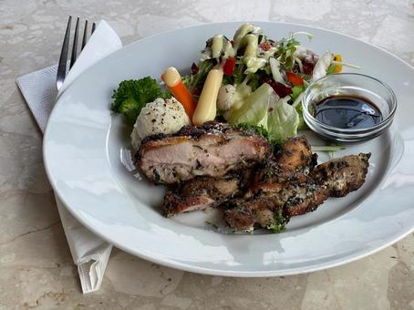ヘルシーなお肉とサラダのランチプレート ヘルシーなお肉とサラダのランチプレート カフェ,カフェメニュー,店内の写真素材