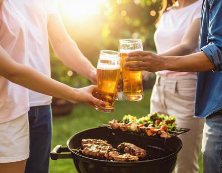 バーベキューでビール バーベキューでビールの写真