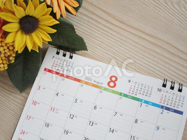 8月のカレンダー（2025年）とヒマワリ 8月,カレンダー,ヒマワリの写真素材