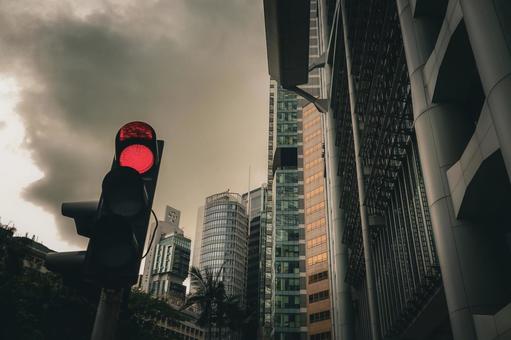 赤信号と曇天ビル群 赤信号,ビル群,都市の写真素材