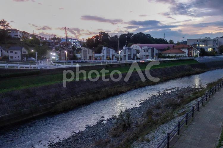 夕方の大栗川沿いの道 川沿い,道,夕方の写真素材