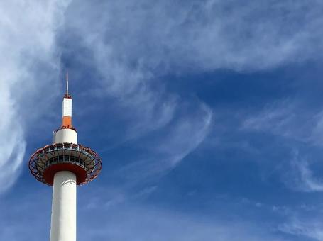 秋空の京都タワー 秋空の京都タワーの写真